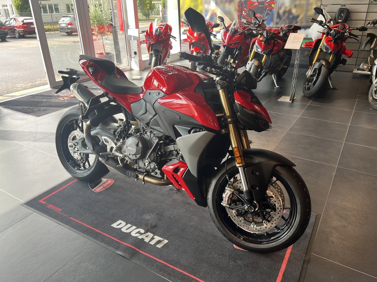 Ducati Streetfighter V2 