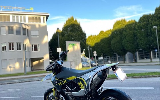 Gebrauchtmotorrad Husqvarna 701 Supermoto - Bild 2 Gebrauchtmotorrad Husqvarna 701 Supermoto - Bild 2