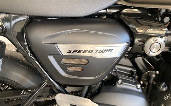 Gebrauchtmotorrad Triumph Speed Twin 1200 - Bild 3 Gebrauchtmotorrad Triumph Speed Twin 1200 - Bild 3