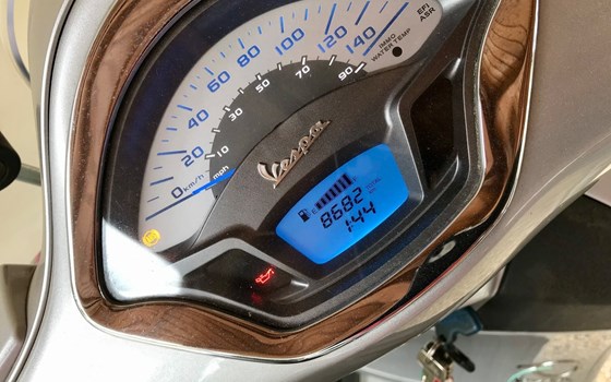 Gebrauchtmotorrad Vespa GTS 300 i.e. 70. Anniversary - Bild 7 Gebrauchtmotorrad Vespa GTS 300 i.e. 70. Anniversary - Bild 7