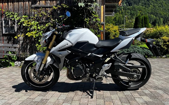Gebrauchtmotorrad Suzuki GSR 750 - Bild 1 Gebrauchtmotorrad Suzuki GSR 750 - Bild 1
