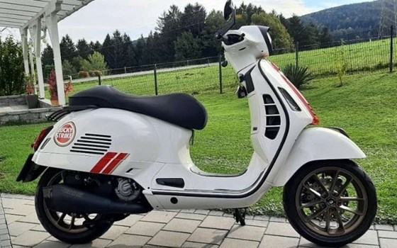Gebrauchtmotorrad Vespa GTS 300 HPE Racing Sixties - Bild 1 Gebrauchtmotorrad Vespa GTS 300 HPE Racing Sixties - Bild 1