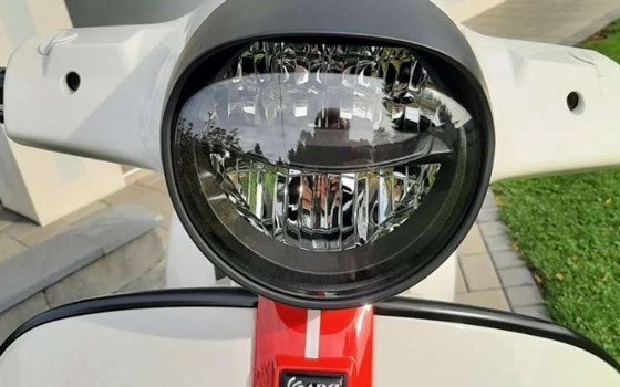 Gebrauchtmotorrad Vespa GTS 300 HPE Racing Sixties - Bild 8 Gebrauchtmotorrad Vespa GTS 300 HPE Racing Sixties - Bild 8