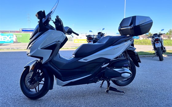 Gebrauchtmotorrad Honda Forza 350 - Bild 3 Gebrauchtmotorrad Honda Forza 350 - Bild 3