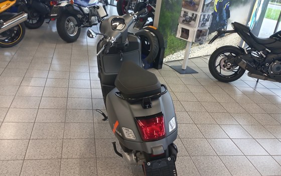 Gebrauchtmotorrad Vespa GTS 125 Super - Bild 4 Gebrauchtmotorrad Vespa GTS 125 Super - Bild 4