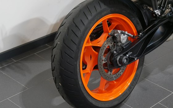 Gebrauchtmotorrad KTM 890 Duke GP - Bild 16