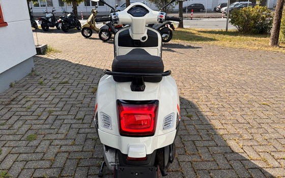 Gebrauchtmotorrad Vespa GTS 300 Super Sport - Bild 5