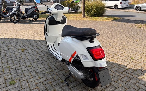 Gebrauchtmotorrad Vespa GTS 300 Super Sport - Bild 6