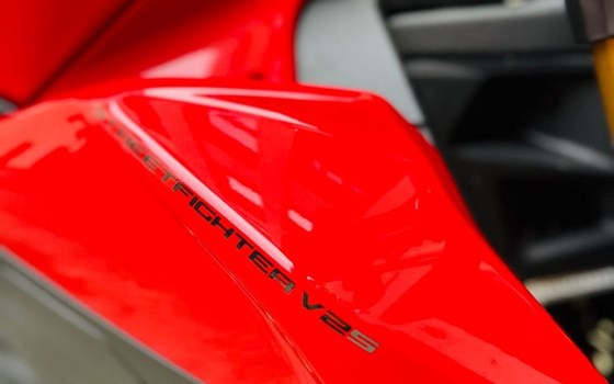 Gebrauchtmotorrad Ducati Streetfighter V2 S - Bild 2