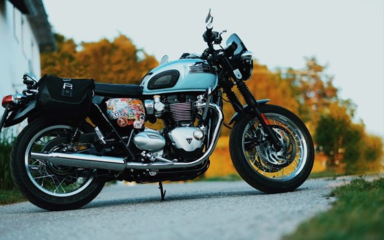 Gebrauchtmotorrad Triumph BONNEVILLE BOBBER CHROME EDITION - Bild 2 Gebrauchtmotorrad Triumph BONNEVILLE BOBBER CHROME EDITION - Bild 2