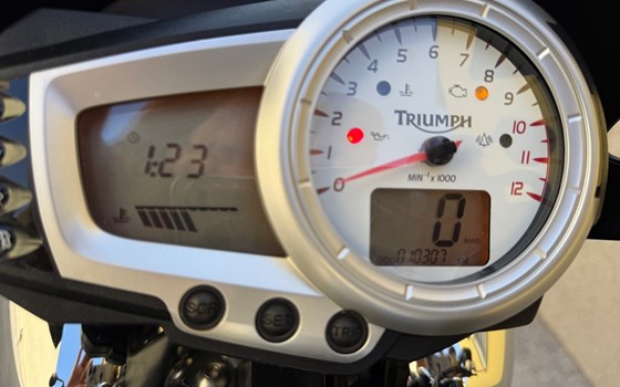 Gebrauchtmotorrad Triumph Speed Triple 1050 - Bild 6 Gebrauchtmotorrad Triumph Speed Triple 1050 - Bild 6