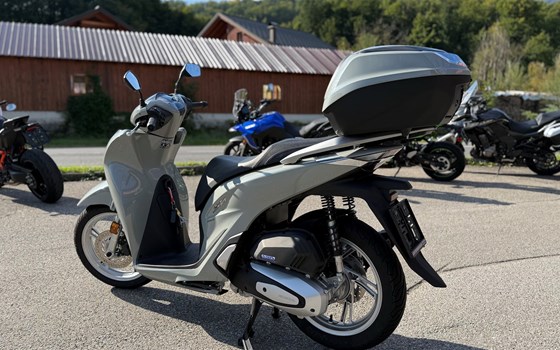 Gebrauchtmotorrad Honda SH150i - Bild 2 Gebrauchtmotorrad Honda SH150i - Bild 2