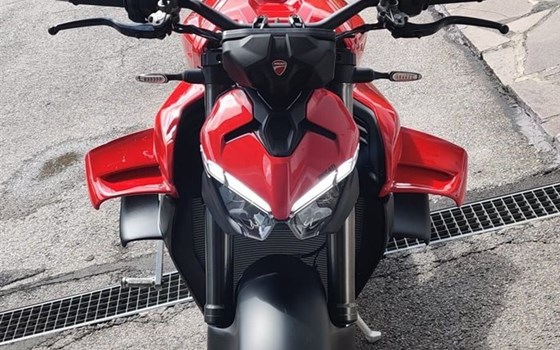Gebrauchtmotorrad Ducati Streetfighter V4 - Bild 3 Gebrauchtmotorrad Ducati Streetfighter V4 - Bild 3