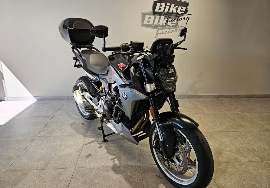 BMW F 900 R (schwarz)