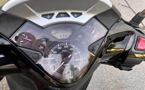 Gebrauchtmotorrad Honda SH300i - Bild 4 Gebrauchtmotorrad Honda SH300i - Bild 4