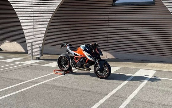 Gebrauchtmotorrad KTM 1290 Super Duke RR - Bild 2 Gebrauchtmotorrad KTM 1290 Super Duke RR - Bild 2