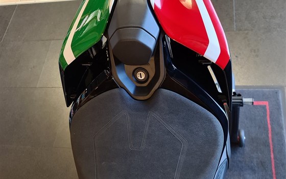 Neufahrzeug Ducati Panigale V4 Tricolore - Bild 16 Neufahrzeug Ducati Panigale V4 Tricolore - Bild 16
