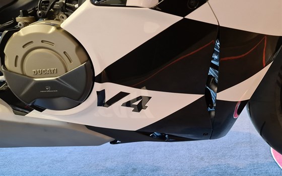 Neufahrzeug Ducati Panigale V4 Tricolore - Bild 8 Neufahrzeug Ducati Panigale V4 Tricolore - Bild 8