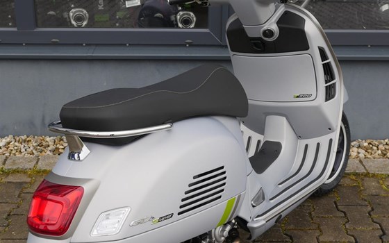 Gebrauchtmotorrad Vespa GTS 300 Super Tech - Bild 8