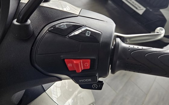 Gebrauchtmotorrad Piaggio Beverly 400 hpe - Bild 11