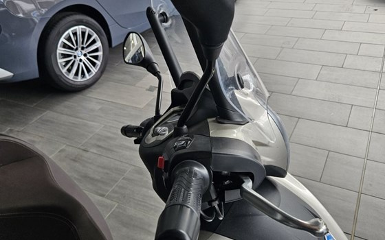 Gebrauchtmotorrad Piaggio Beverly 400 hpe - Bild 7 Gebrauchtmotorrad Piaggio Beverly 400 hpe - Bild 7