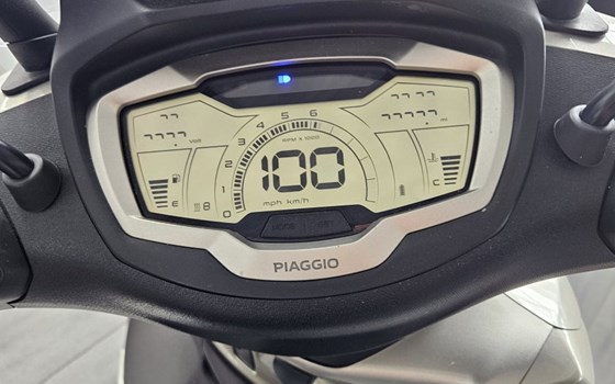 Gebrauchtmotorrad Piaggio Beverly 400 hpe - Bild 8 Gebrauchtmotorrad Piaggio Beverly 400 hpe - Bild 8