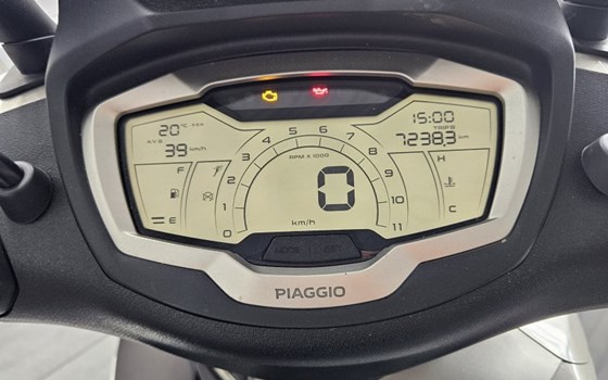Gebrauchtmotorrad Piaggio Beverly 400 hpe - Bild 9 Gebrauchtmotorrad Piaggio Beverly 400 hpe - Bild 9