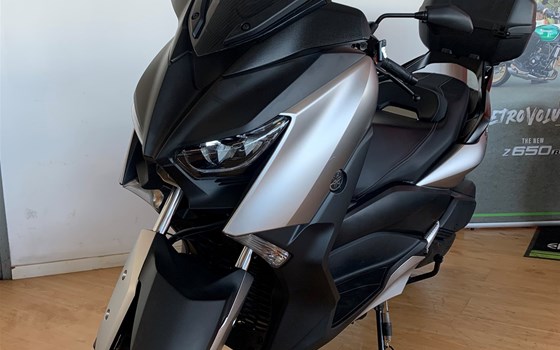 Gebrauchtmotorrad Yamaha XMAX 300 - Bild 1 Gebrauchtmotorrad Yamaha XMAX 300 - Bild 1