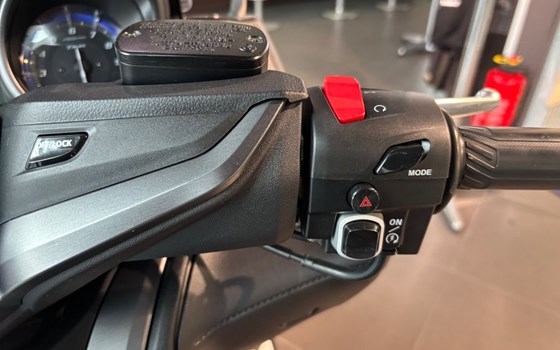 Gebrauchtmotorrad Yamaha TMAX 560 Tech Max - Bild 7