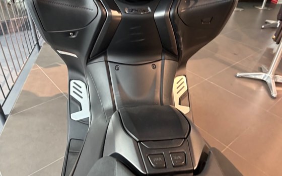 Gebrauchtmotorrad Yamaha TMAX 560 Tech Max - Bild 8