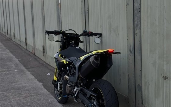 Gebrauchtmotorrad Husqvarna 701 Supermoto - Bild 2 Gebrauchtmotorrad Husqvarna 701 Supermoto - Bild 2