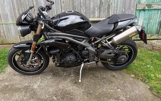 Gebrauchtmotorrad Triumph Speed Triple 1050 - Bild 1 Gebrauchtmotorrad Triumph Speed Triple 1050 - Bild 1