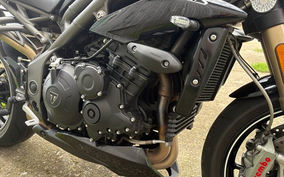 Gebrauchtmotorrad Triumph Speed Triple 1050 - Bild 7 Gebrauchtmotorrad Triumph Speed Triple 1050 - Bild 7