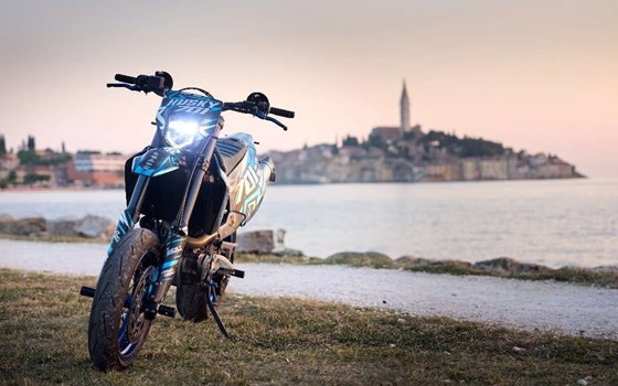 Gebrauchtmotorrad Husqvarna 701 Supermoto - Bild 1 Gebrauchtmotorrad Husqvarna 701 Supermoto - Bild 1