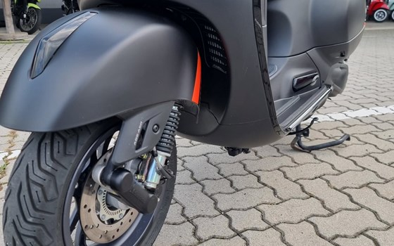 Gebrauchtmotorrad Vespa GTS 300 hpe Super Sport - Bild 3 Gebrauchtmotorrad Vespa GTS 300 hpe Super Sport - Bild 3