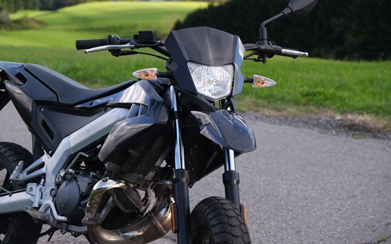 Gebrauchtmotorrad Aprilia SX 50 Supermoto - Bild 1 Gebrauchtmotorrad Aprilia SX 50 Supermoto - Bild 1