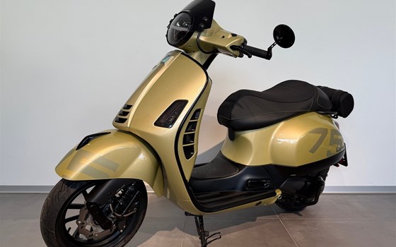 Gebrauchtmotorrad Vespa GTS 300 hpe Super Tech 75th Anniversary Edition - Bild 1 Gebrauchtmotorrad Vespa GTS 300 hpe Super Tech 75th Anniversary Edition - Bild 1