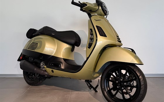 Gebrauchtmotorrad Vespa GTS 300 hpe Super Tech 75th Anniversary Edition - Bild 3 Gebrauchtmotorrad Vespa GTS 300 hpe Super Tech 75th Anniversary Edition - Bild 3