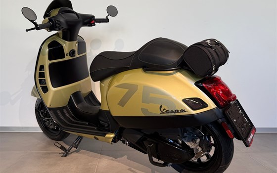 Gebrauchtmotorrad Vespa GTS 300 hpe Super Tech 75th Anniversary Edition - Bild 7 Gebrauchtmotorrad Vespa GTS 300 hpe Super Tech 75th Anniversary Edition - Bild 7