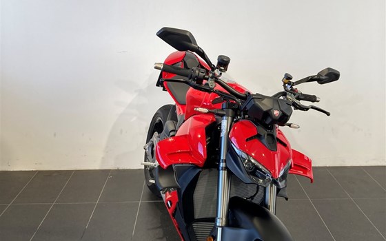 Gebrauchtmotorrad Ducati Streetfighter V4 - Bild 1 Gebrauchtmotorrad Ducati Streetfighter V4 - Bild 1