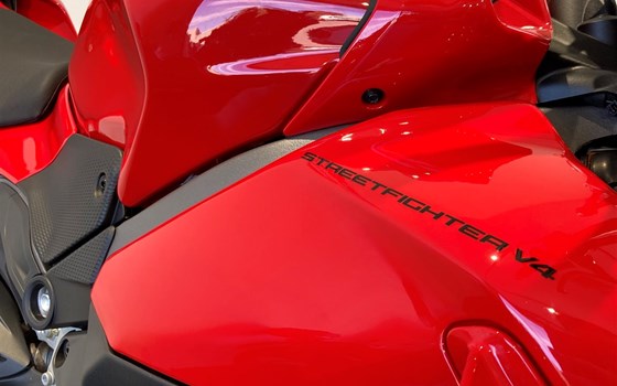 Gebrauchtmotorrad Ducati Streetfighter V4 - Bild 3 Gebrauchtmotorrad Ducati Streetfighter V4 - Bild 3