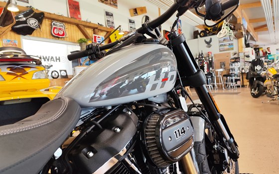 Gebrauchtmotorrad Harley-Davidson Softail Fat Bob 114 FXFBS - Bild 4 Gebrauchtmotorrad Harley-Davidson Softail Fat Bob 114 FXFBS - Bild 4