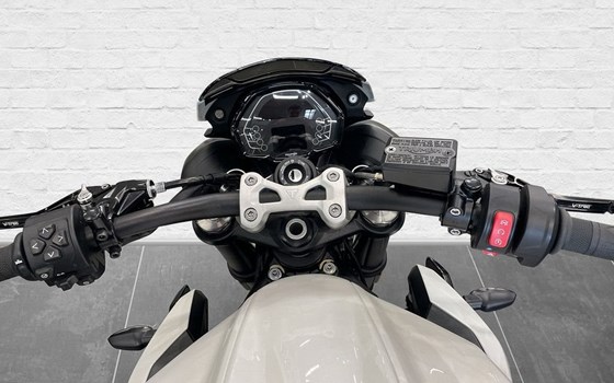 Gebrauchtmotorrad Triumph Street Triple R - Bild 6