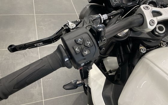 Gebrauchtmotorrad Triumph Street Triple R - Bild 7