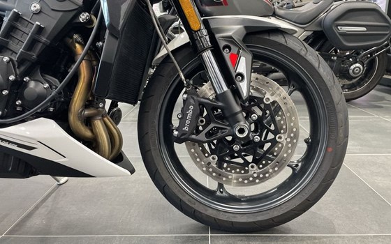 Gebrauchtmotorrad Triumph Street Triple R - Bild 8