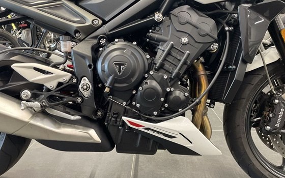 Gebrauchtmotorrad Triumph Street Triple R - Bild 9