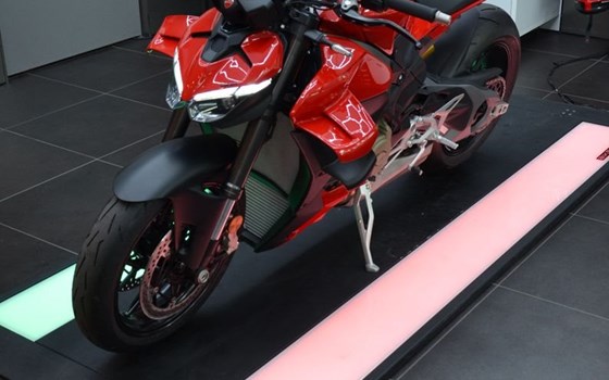 Gebrauchtmotorrad Ducati Streetfighter V4 - Bild 3