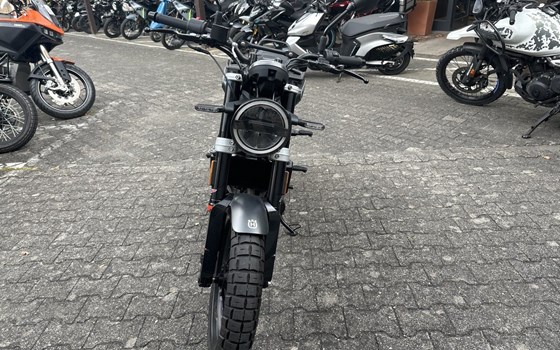 Gebrauchtmotorrad Husqvarna Svartpilen 125 - Bild 4