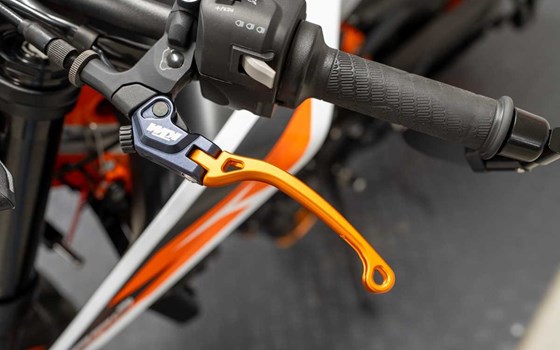 Motorrad Occasion KTM 890 Duke R - Bild 8