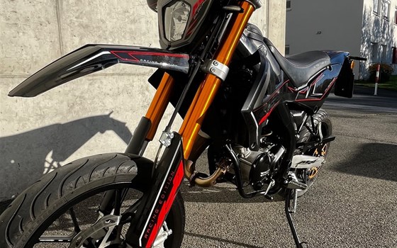 Gebrauchtmotorrad Rieju MRT 50 All Black - Bild 1 Gebrauchtmotorrad Rieju MRT 50 All Black - Bild 1